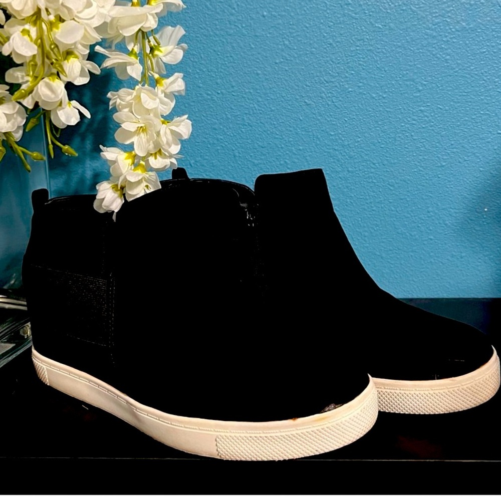 Torrid wedge sneaker black and white size 10WW